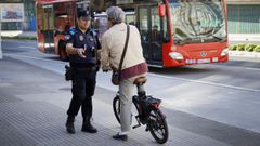 Control de la Polic�a Local a bicicletas y patinetes en Linares Rivas