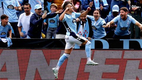 Ferran Jutgl� celebrando uno de sus goles contra el Levante