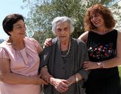Abuela, hija y nieta se miran entre ellas con admiraci�n. 
