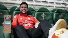 �lvaro con el premio del mes de marzo. 