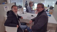 El portavoz municipal del BNG de Vimianzo, Benxam�n Queiro, con el diputado �scar Insua