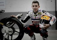 El joven piloto Borja S�nchez Torrecilla posa para La Voz.