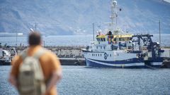 Dos �hombres de mar de A Mari�a�, Jos� Manuel Guerreiro y Xos� Ant�n Pernas, que antes de trabajar para el Instituto Espa�ol de Oceanograf�a se curtieron faenando en el Gran Sol en barcos mari�anos, capitanearon la b�squeda de Olivia y Anna en aguas de Tenerife