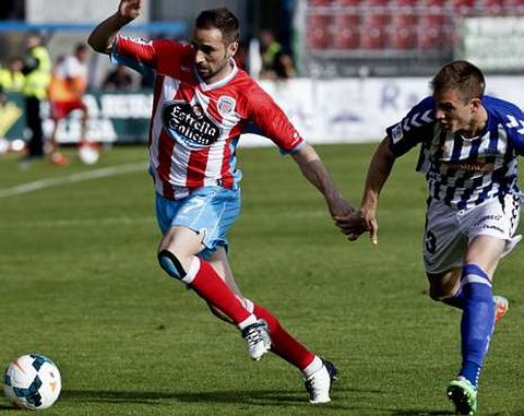 Pablo �lvarez, pugnando por el bal�n ante la oposici�n de un jugador del Alav�s.