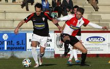 El larach�s Den�s en una jugada, salvando la entrada de un rival del Arousa. 