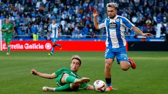 Mella pugna con un rival en el partido de la primera vuelta