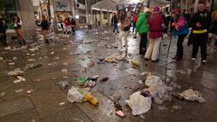 En la foto, tomada en la madrugada del sbado de entroido del ao pasado, se observa la basura que se acumula en las calles. Para evitar imgenes an peores este ao por la huelga, el Concello propone unos servicios mnimos que los trabajadores consideran excesivos.