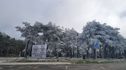 El acceso a la estacin de esqu de Manzaneda, nevado.