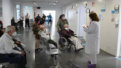 Inicio de la vacunaci�n de los mayores de 80 a�os en un centro de salud de Madrid