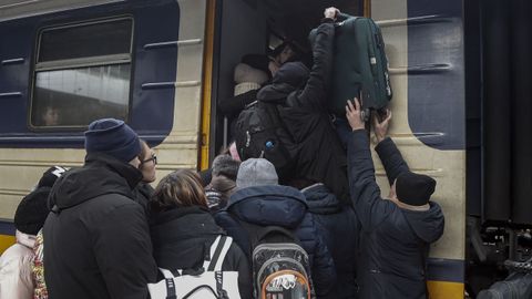 Ucranianos intentando subir a uno de los trenes que salen de Kiev