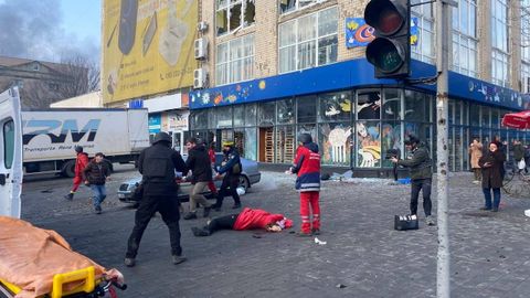 El cuerpo de una persona permanece en una calle de Jers�n tras un ataque ruso