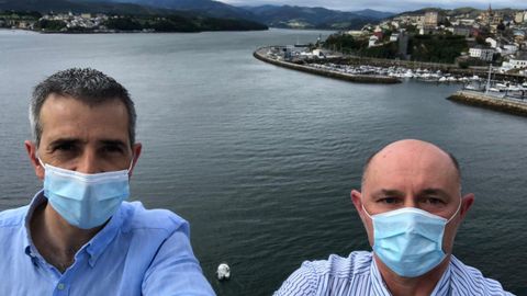 El alcalde de Ribadeo, Fernando Su�rez, y el regidor de Castropol, Francisco Javier Vinjoy, se fotografiaron este domingo en el puente de los Santos para festejar el reencuentro entre Galicia y Asturias tras las restricciones de movilidad por el covid-19 y el estado de alarma