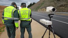 Dos guardias civiles, con un radar m�vil en una carretera de la comarca de Monforte