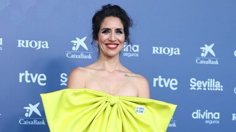 La productora de cine Carmen Crdoba con un vestido amarillo flor en el que se ha podido leer el corto es cine