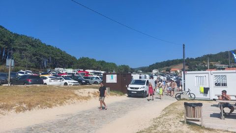 Aparcamiento de la playa de Doni�os, en Ferrol, abarrotado por el eclipse.
