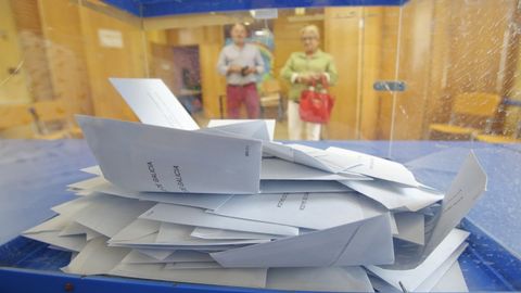 Los votantes dejarn el sobre en una bandeja y sern los responsables de la mesa electoral los que lo introducirn en la urna