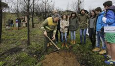 Alumnos de Carmelitas plantando �rboles en los montes de A Granxa la pasada primavera. 