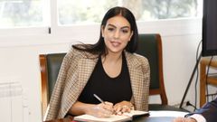 Georgina Rodr�guez extiende un cheque al banco de alimentos