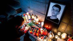 Un hombre enciende una vela enfrente de la sede de Aktuality Newsroom en recuerdo del periodista de investigaci�n Jan Kuciak, que trabajaba indagando sobre empresarios corruptos en Eslovaquia.