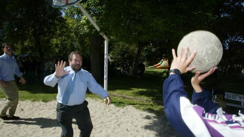 Jugando al baloncesto con una viejo baln de ftbol sobre un campo de arena.