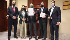 El diputado y secretario general de Vox, Javier Ortega Smith, la secretaria general del grupo parlamentario de Vox en el Congreso, Macarena Olona, el presidente de Vox, Santiago Abascal, el portavoz de Vox en el Congreso de los Diputados, Iv�n Espinosa de los Monteros, y el diputado de Vox, Ignacio Garriga, muestra el documento de registro de la moci�n de censura contra Pedro S�nchez