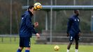 Folch Requexon Real Oviedo.Folch cabecea un balon durante el entrenamiento