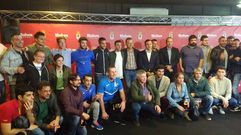 Los jugadores posan con varios hosteleros de Oviedo en el acto organizado por Mahou