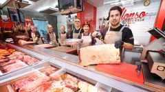 David, con sus padres, que rpresentan la quinta y la cuarta generaci�n respectivamente, y tres empleados.