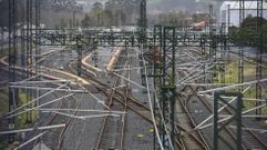 La circulaci�n est� totalmente paralizada este jueves entre Vigo y Santiago, en la foto las v�as en Pontevedra.