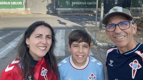 Silvia Alonso y �lex y Dani Clemente, aficionados del Celta, en el campo Enzo Ricci de Sassuolo donde se disput� el amistoso entre el equipo vigu�s y el italiano.
