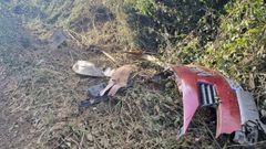 Restos del accidente en la autov�a A-6, a la altura de Cambre, d�nde falleci� un joven de 20 a�os