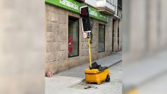 As� apareci� en la ma�ana de este lunes el sem�foro de la calle de la Tierra, con partes desaparecidas y trozos en el pavimento.