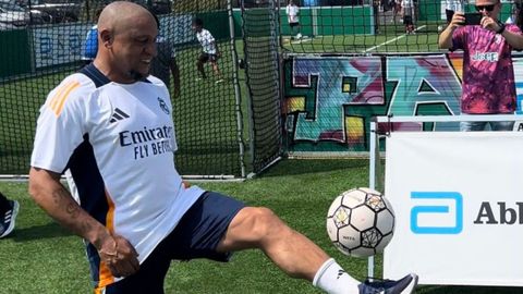 Roberto Carlos en un acto solidario en Chicago durante la gira americana del Real Madrid realizada en verano de 2024.