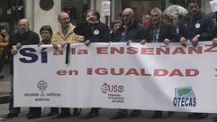 La cabecera de la manifestaci�n de la concertada, con Carlos Robla y Jos� Mar�a Alvira, por la izquierda.La cabecera de la manifestaci�n de la concertada, con Carlos Robla y Jos� Mar�a Alvira, por la izquierda 