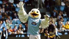La nueva mascota del Celta, Chi�o, fue presentada antes del partido ante el Oviedo.