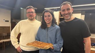Laura Cervi�o, de Cruz Roja, con los cocineros Pablo Pizarro (izquierda) y Gorka Rodr�guez, este martes en A Pulpeira de Melide