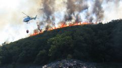 Fotograf�a de archivo de un helic�ptero de extinci�n en un incendio forestal en el municipio de Taboada