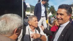 Crist�bal Hara (en el centro de la fotograf�a), charlando con Ram�n Loureiro y Fernando Garc�a Cadi�anos, obispo de Mondo�edo-Ferrol, en un receso de su jornada mindoniense dedicada a retratar caballos en As San Lucas-