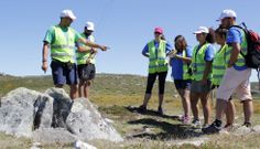 Los voluntarios se integraron con el terreno, como en esta ruta arqueol�gica por la sierra de Barbanza o en el parque de San Roque. 