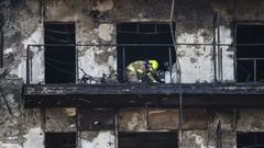 Un bombero en el edificio calcinado de Valencia.