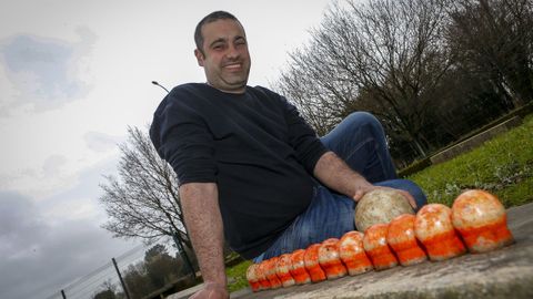 Manolo Alonso posa co seu xogo de bolos celtasno campo da Cachada, en Boiro.