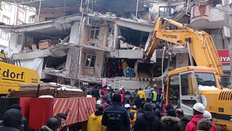 Un edificio desmoronado en Diyarbakir, Turqua, tras el gran terremoto que ha asolado la frontera de este pas con Siria