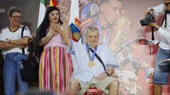 Antonio, el abuelo del jugador Pedro Porro, con la medalla de Oro del Mundial en el homenaje que le le hizo el Ayuntamiento de Don Benito al futbolista