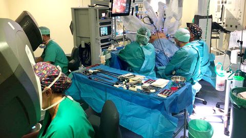 Operacin con el robot Da Vinci en el Hospital lvaro Cunqueiro de Vigo