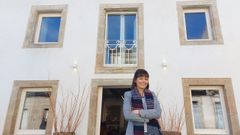 Carmen Jos� L�pez frente a la renovada fachada del inmueble que rehabilit�