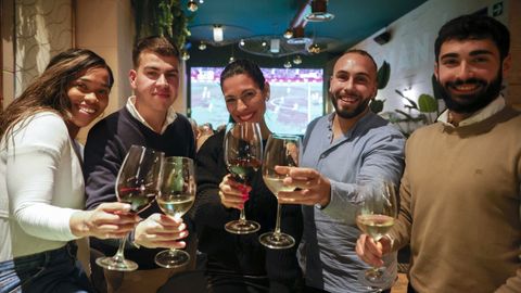 Saman (A Corua), con zona bar ya se llena durante el resto del ao durante los afterworks semanales, pero adquiere un espritu ms navideo durante esa poca. Jueves y viernes es para los profesionales que salen con ganas de trabajar. Los sbados es para familias.