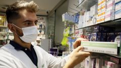 Las farmacias, como la de Sara Varela, notan que se piden m�s test de covid
