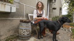 Caetana vive en Casa Sanando con un perro adoptado, Tarzn, y sus gatos Chita, Jane y Nala, adems de una docena de gallinas ponedoras. All tambin aloja a peregrinos para complementar con un retiro su experiencia teraputica en el Camino de Santiago, junto a pacientes de distintas partes de Espaa, e incluso de Francia. Adems, atiende en su consulta a personas no hospedadas y es esa, la parte de la clnica, la que me da de comer, dice la santiaguesa.