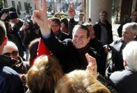 El alcalde provoc� a los vecinos de Coia que protestaban haciendo la V de victoria. 