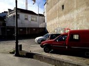 En la pared figuran las matr�culas de los coches que pueden aparcar.